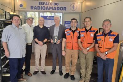 O espaço reúne equipamentos antigos, documentos históricos e peças raras.